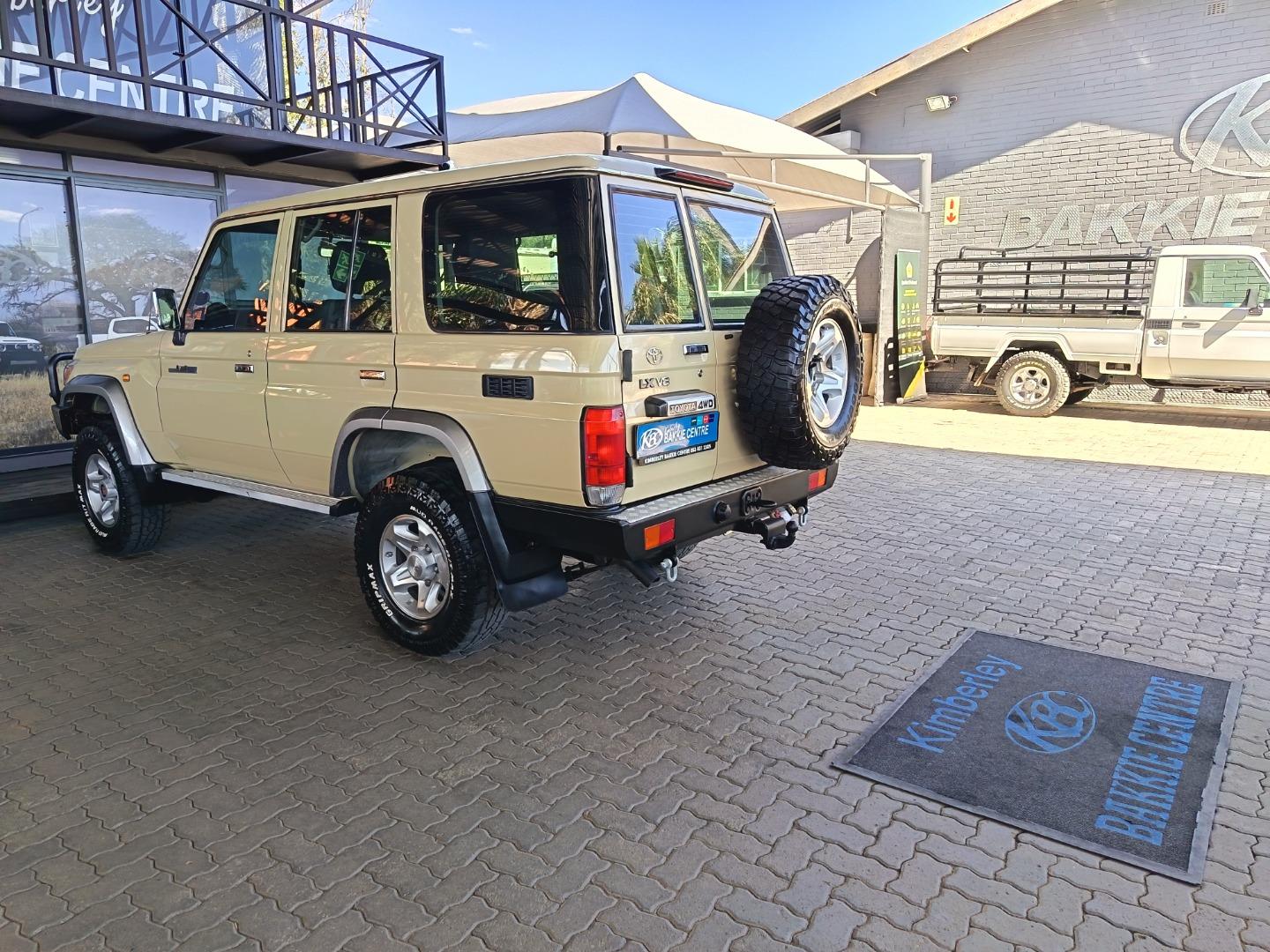 2014 Toyota Land Cruiser 76 4.5D-4D LX V8 Station Wagon