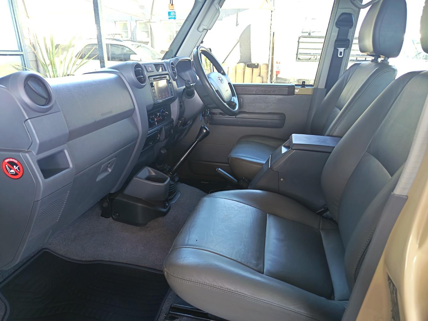 2014 Toyota Land Cruiser 76 4.5D-4D LX V8 Station Wagon