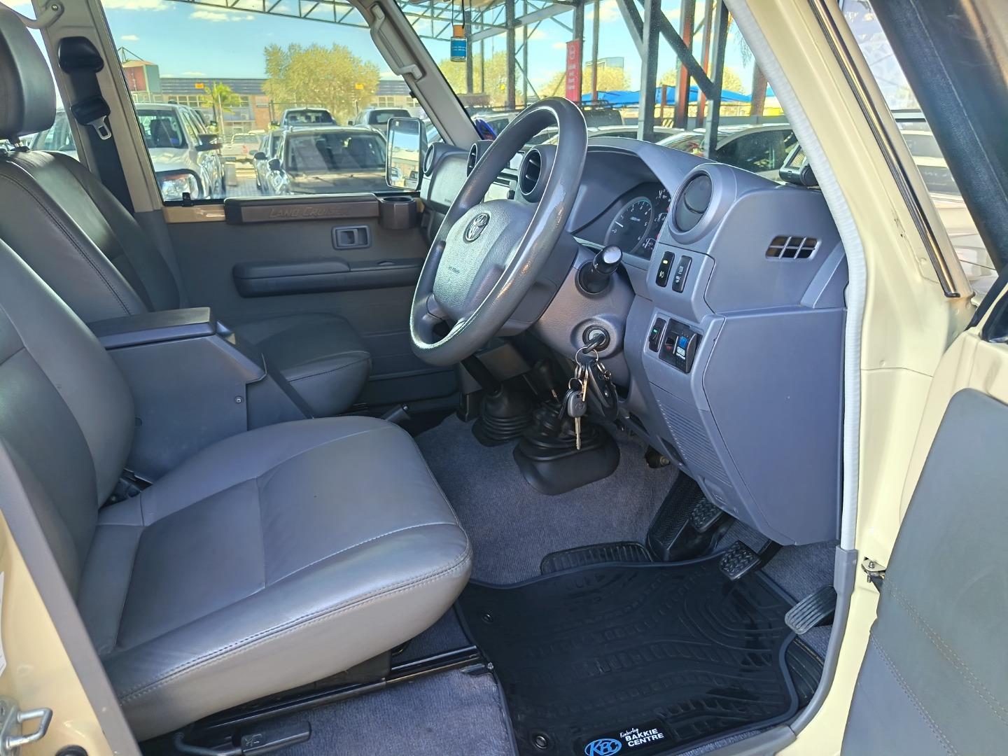 2014 Toyota Land Cruiser 76 4.5D-4D LX V8 Station Wagon